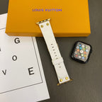 Pulsera de cambio Apple con decoración en remaches y monograma en relieve CORREAS DE RELOJ