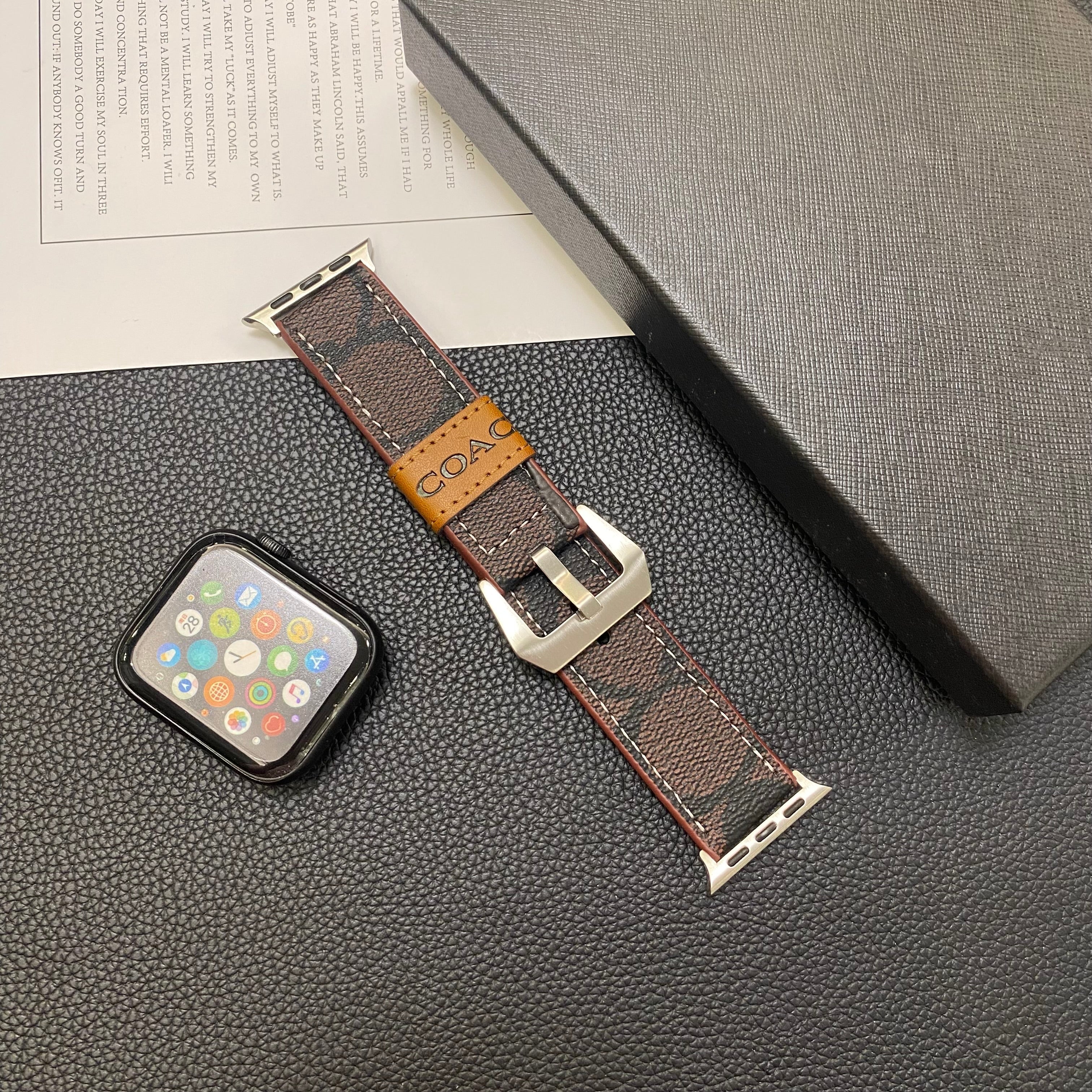 レザー クラシック Apple Watch バンド ダークブラウン-YHK244221710