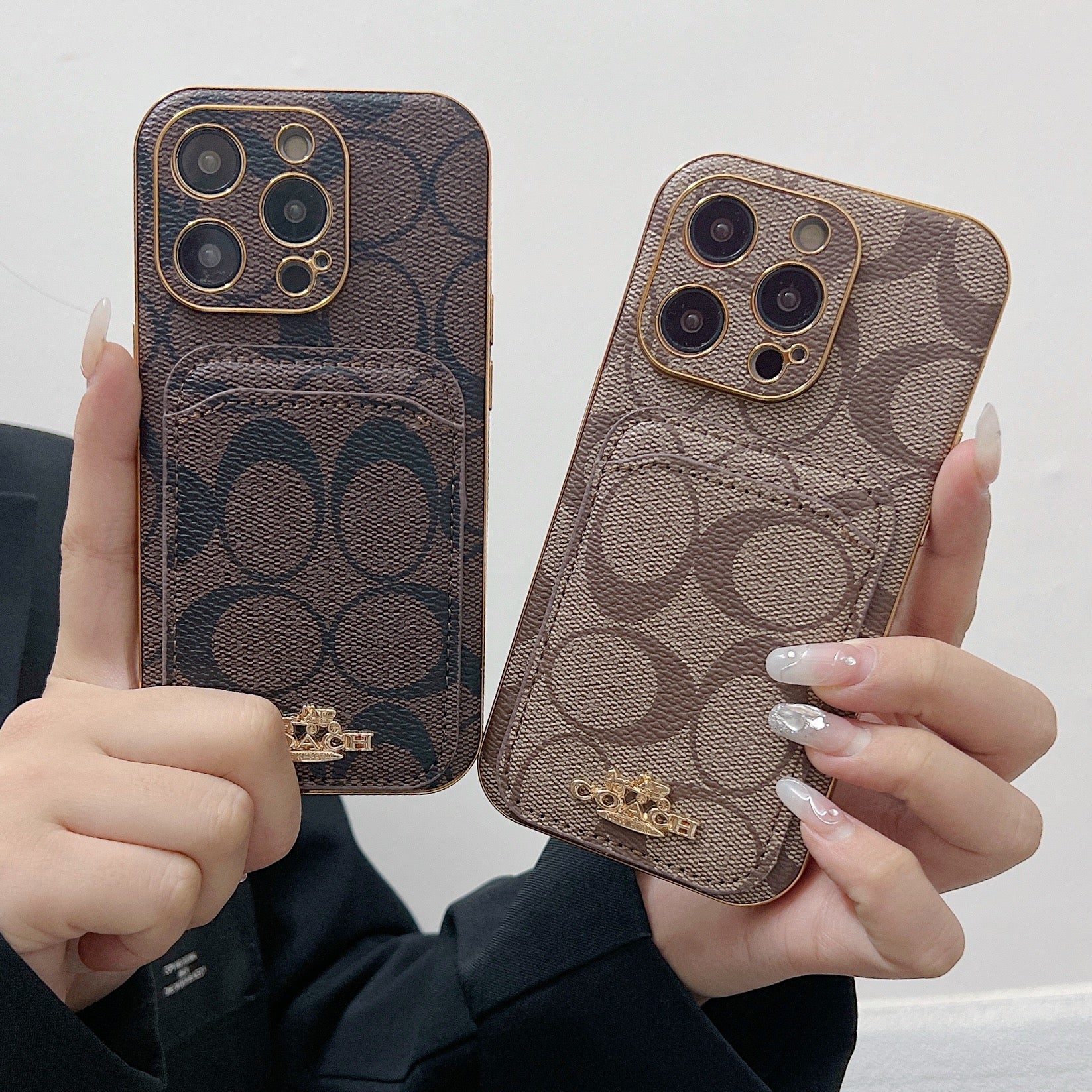 Klasyczne etui na iPhone'a z miejscem na kartę Kawowy -KB241651