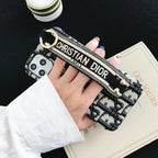 Capa para iPhone com pulseira clássica da moda