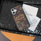 Luxuriöse iPhone-Hülle mit Kartenetui und goldenem Logo