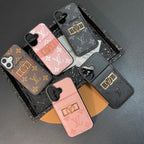Luxuriöse iPhone-Hülle mit Kartenetui und goldenem Logo