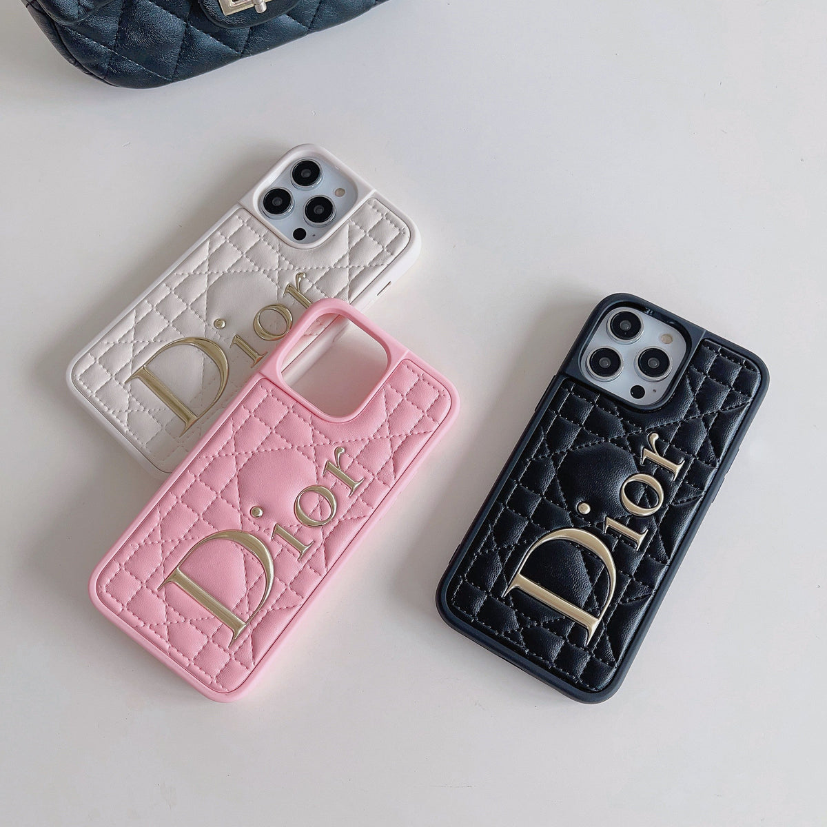 Modne skórzane etui na iPhone'a ze złotym logo