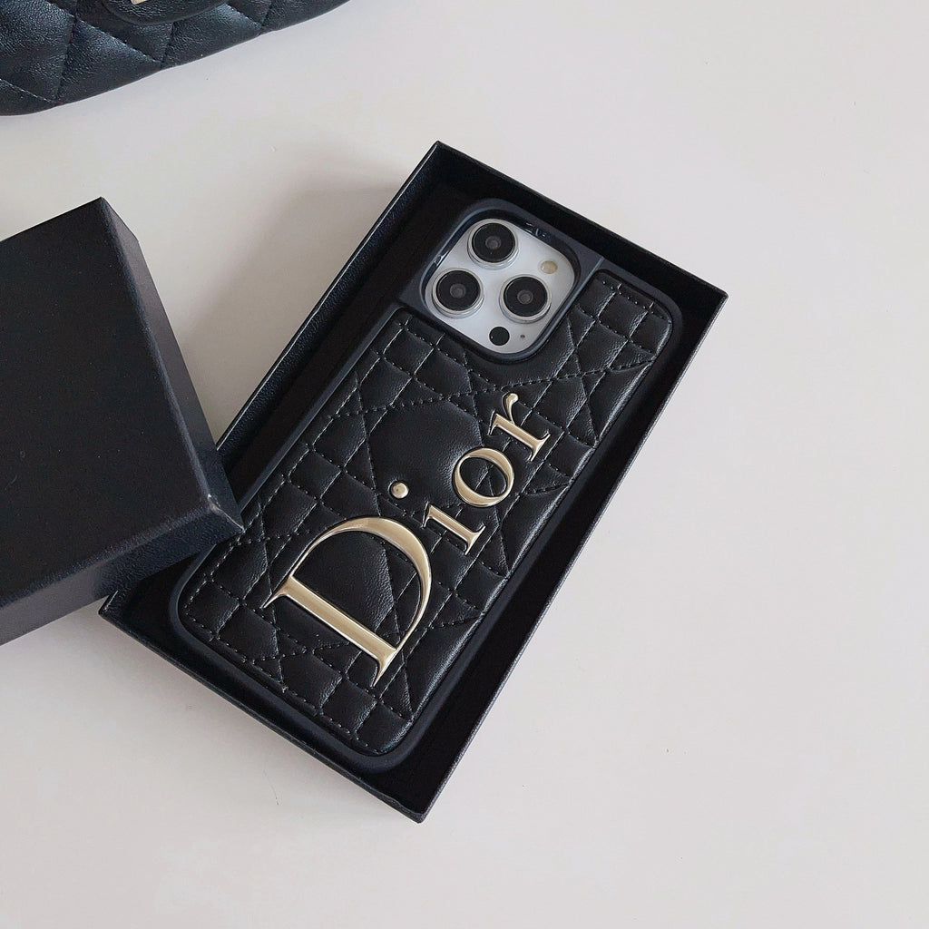 Modne skórzane etui na iPhone'a ze złotym logo