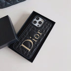 Modne skórzane etui na iPhone'a ze złotym logo