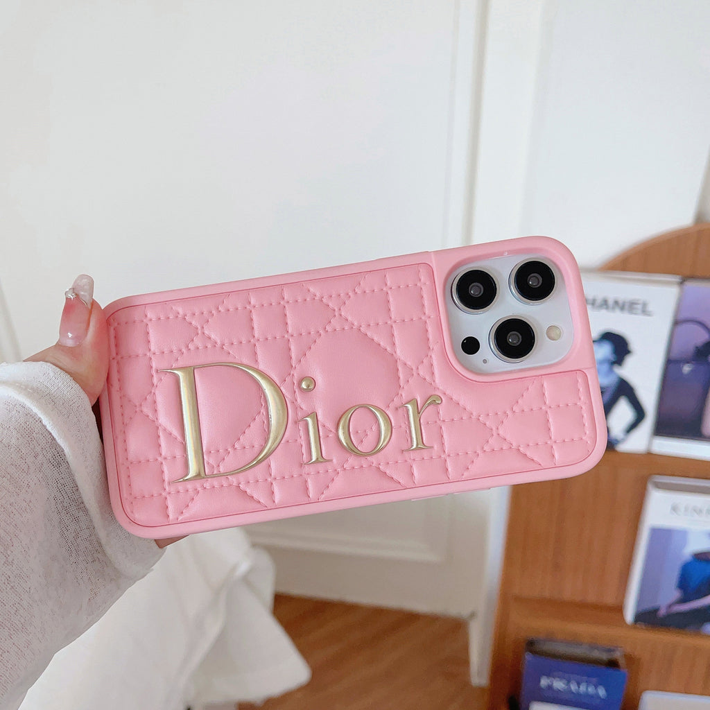Modne skórzane etui na iPhone'a ze złotym logo