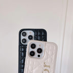 Modne skórzane etui na iPhone'a ze złotym logo