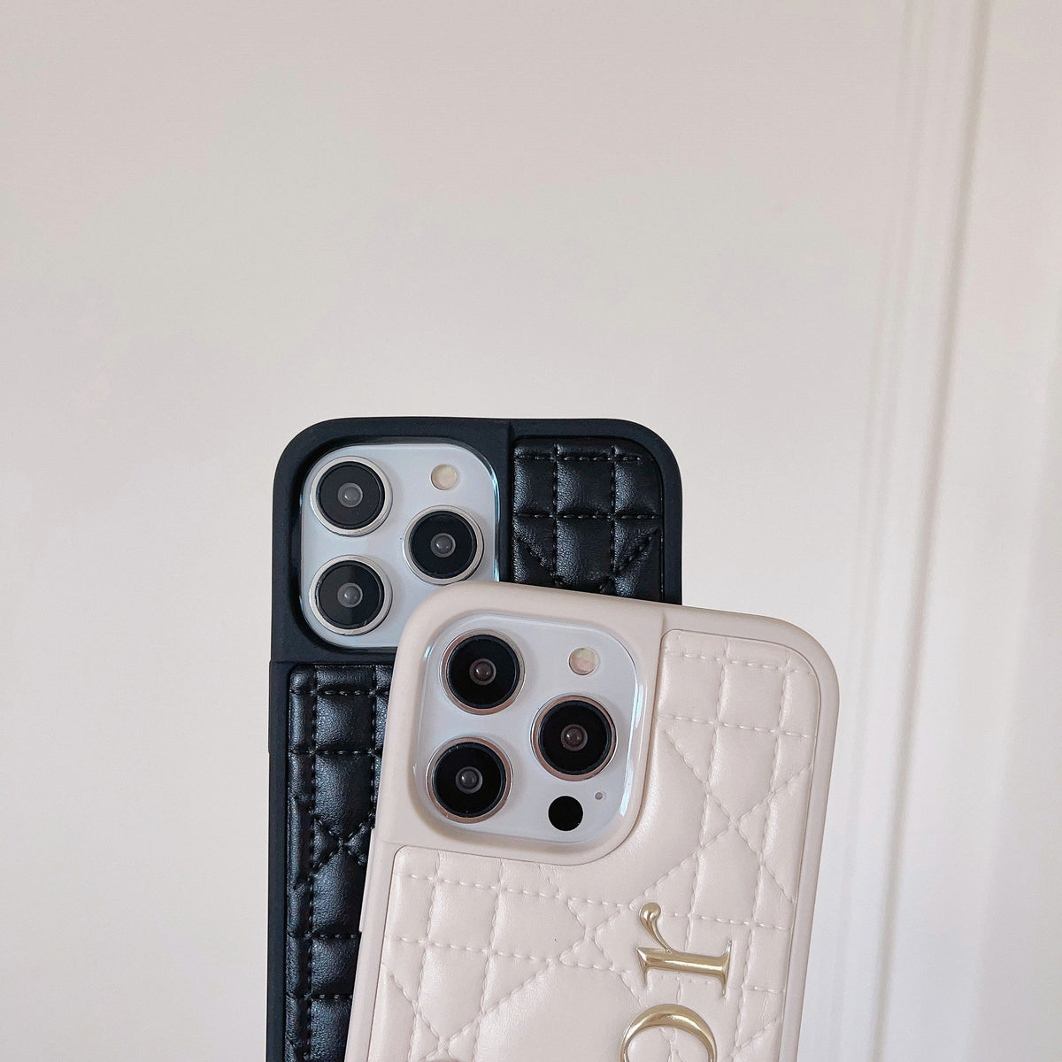 Modne skórzane etui na iPhone'a ze złotym logo