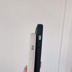 Modne skórzane etui na iPhone'a ze złotym logo