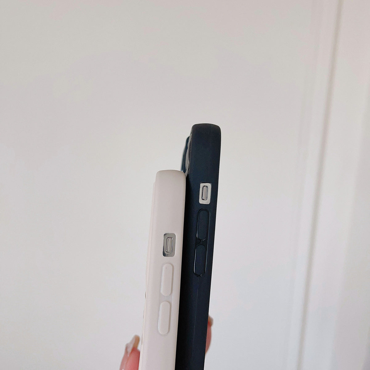 Modne skórzane etui na iPhone'a ze złotym logo