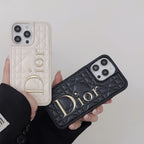 Modne skórzane etui na iPhone'a ze złotym logo