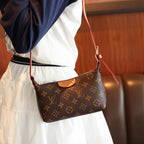 Bolsa de ombro vintage com monograma e alça ajustável