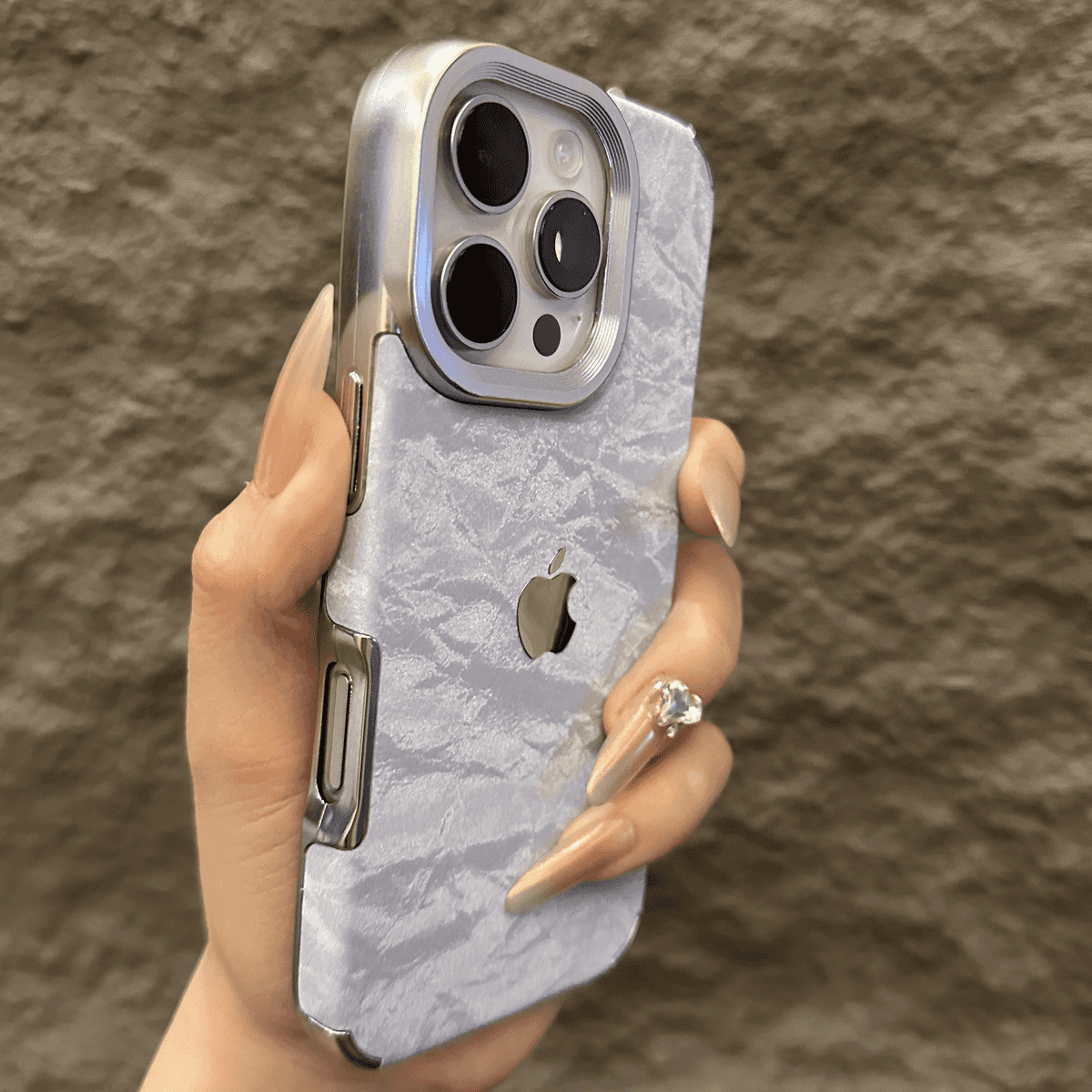 Étui pour iPhone à texture de neige en velours avec cadre galvanisé