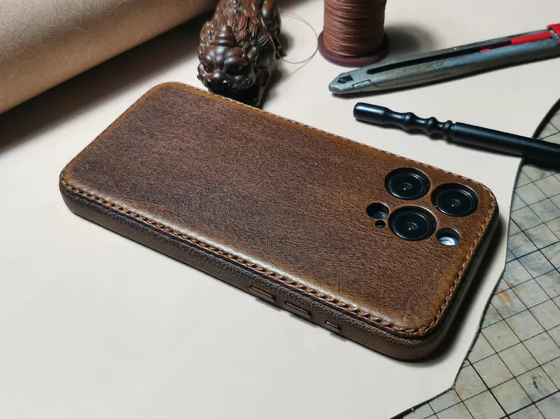 Coque iPhone en cuir au tannage végétal fabriquée à la main – Édition Patine Vintage