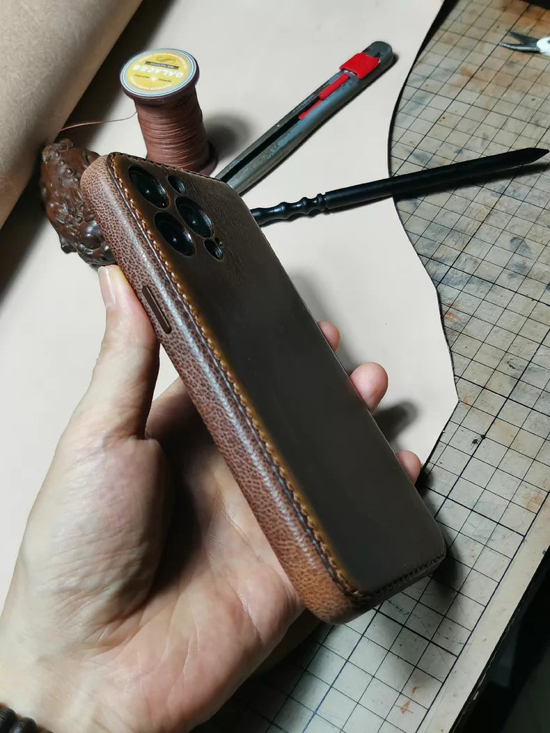 Coque iPhone en cuir au tannage végétal fabriquée à la main – Édition Patine Vintage