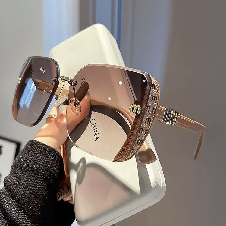 M - スタイリッシュで多用途な高解像度サングラス