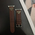 Curea Apple Watch din piele cu etichetă cu monogramă dublu triunghi