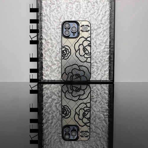 CAZĂ IPHONE INSPIRATĂ DE CAMELIA CU DESIGN UNIC