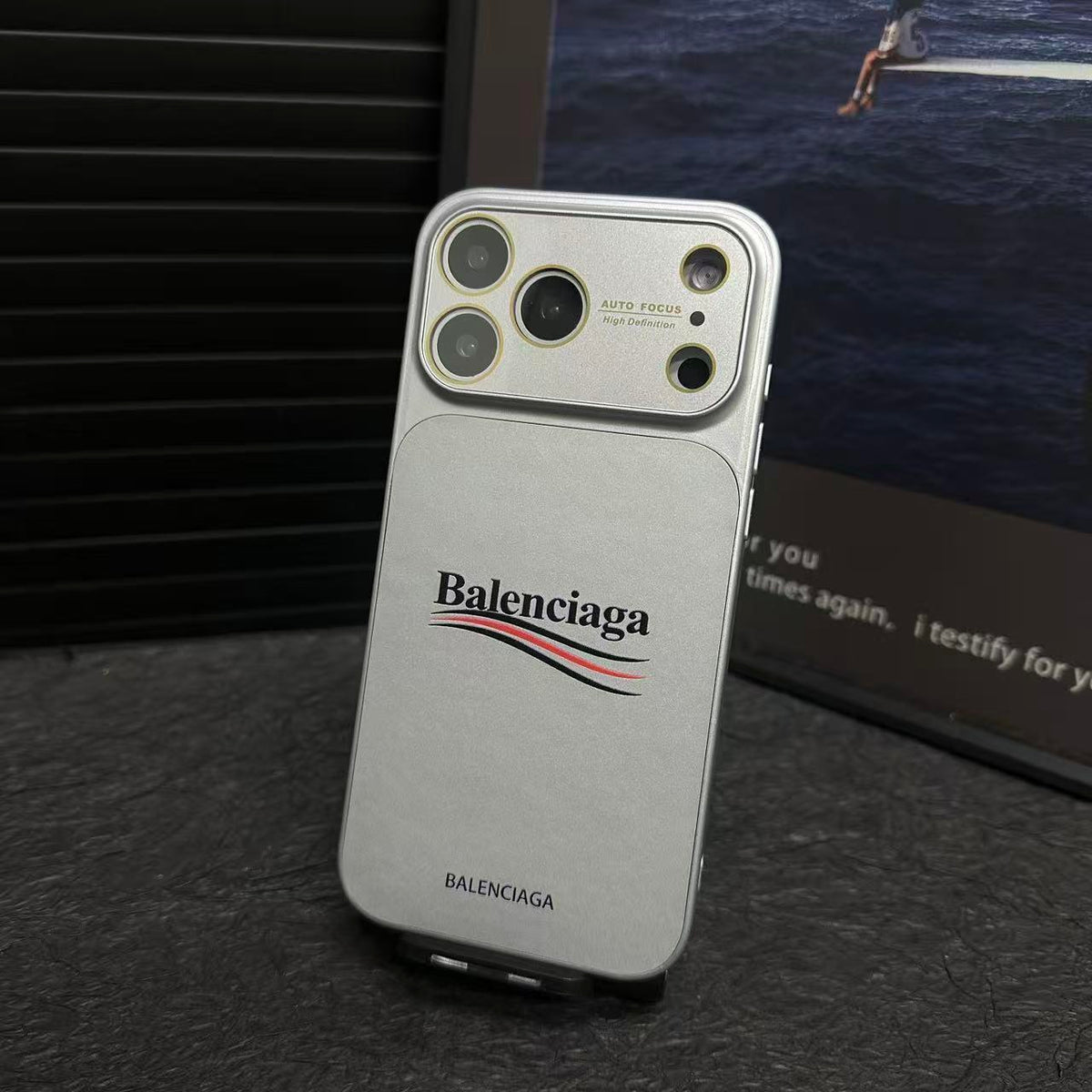 Coque de protection mate pour iPhone inspirée de Balenciaga avec protection intégrale des objectifs