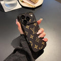 Prémium monogramos bőr textúrájú iPhone tok
