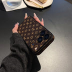 Prémium monogramos bőr textúrájú iPhone tok