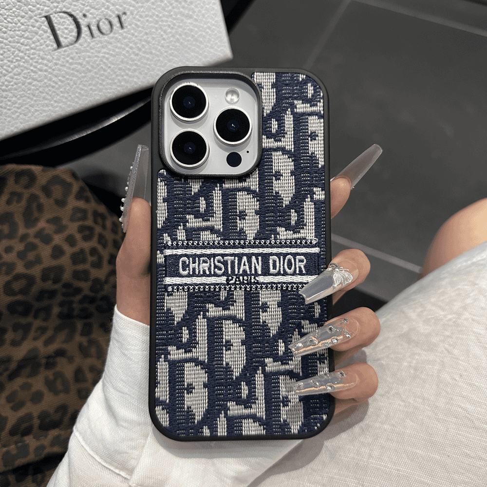 Husă pentru iPhone din material textil, inspirată de designer, cu detalii brodate