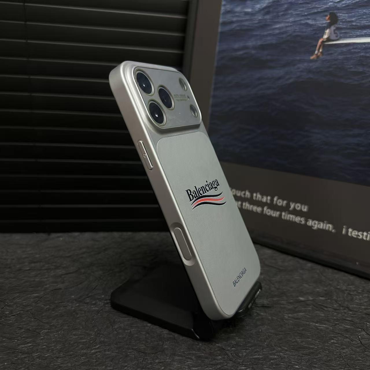 Balenciaga-inspirerat matt skyddande iPhone-fodral med hellinsskydd