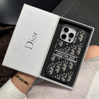 Husă pentru iPhone din material textil, inspirată de designer, cu detalii brodate