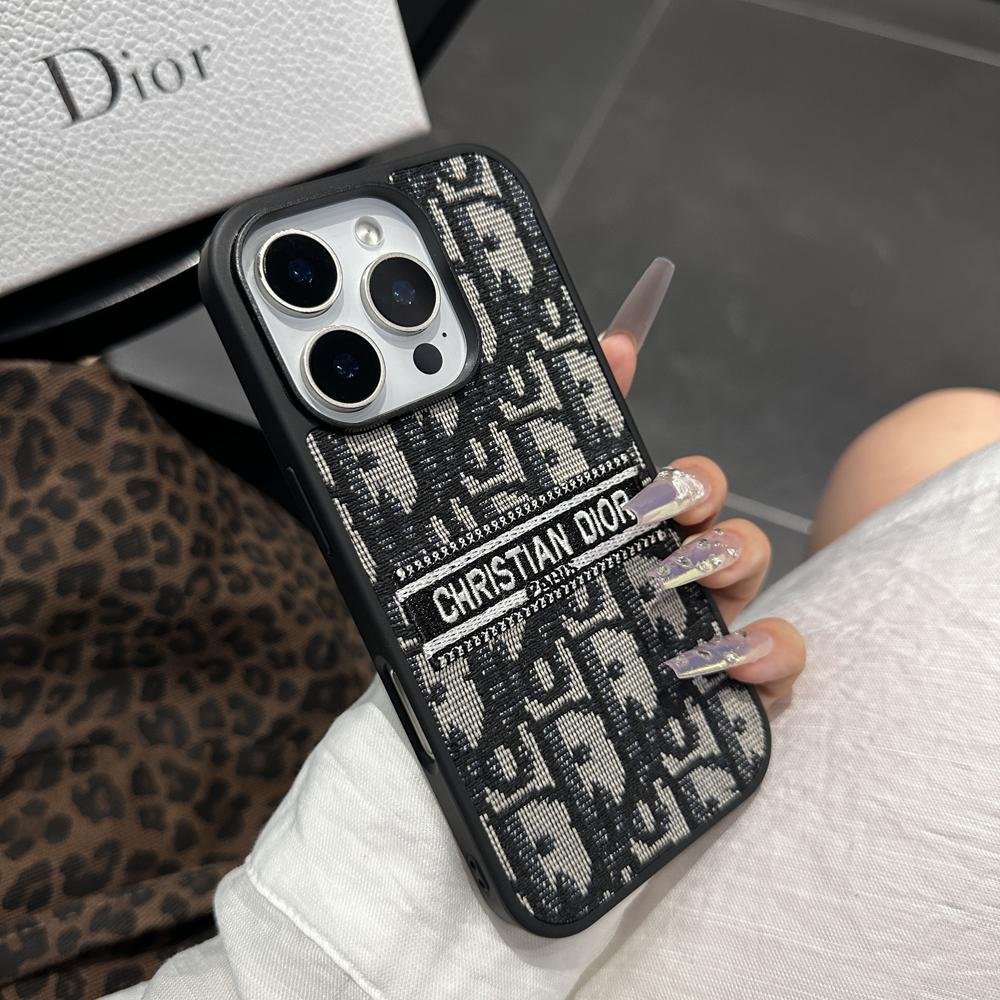 Husă pentru iPhone din material textil, inspirată de designer, cu detalii brodate