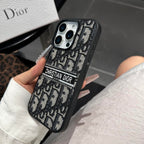 Husă pentru iPhone din material textil, inspirată de designer, cu detalii brodate