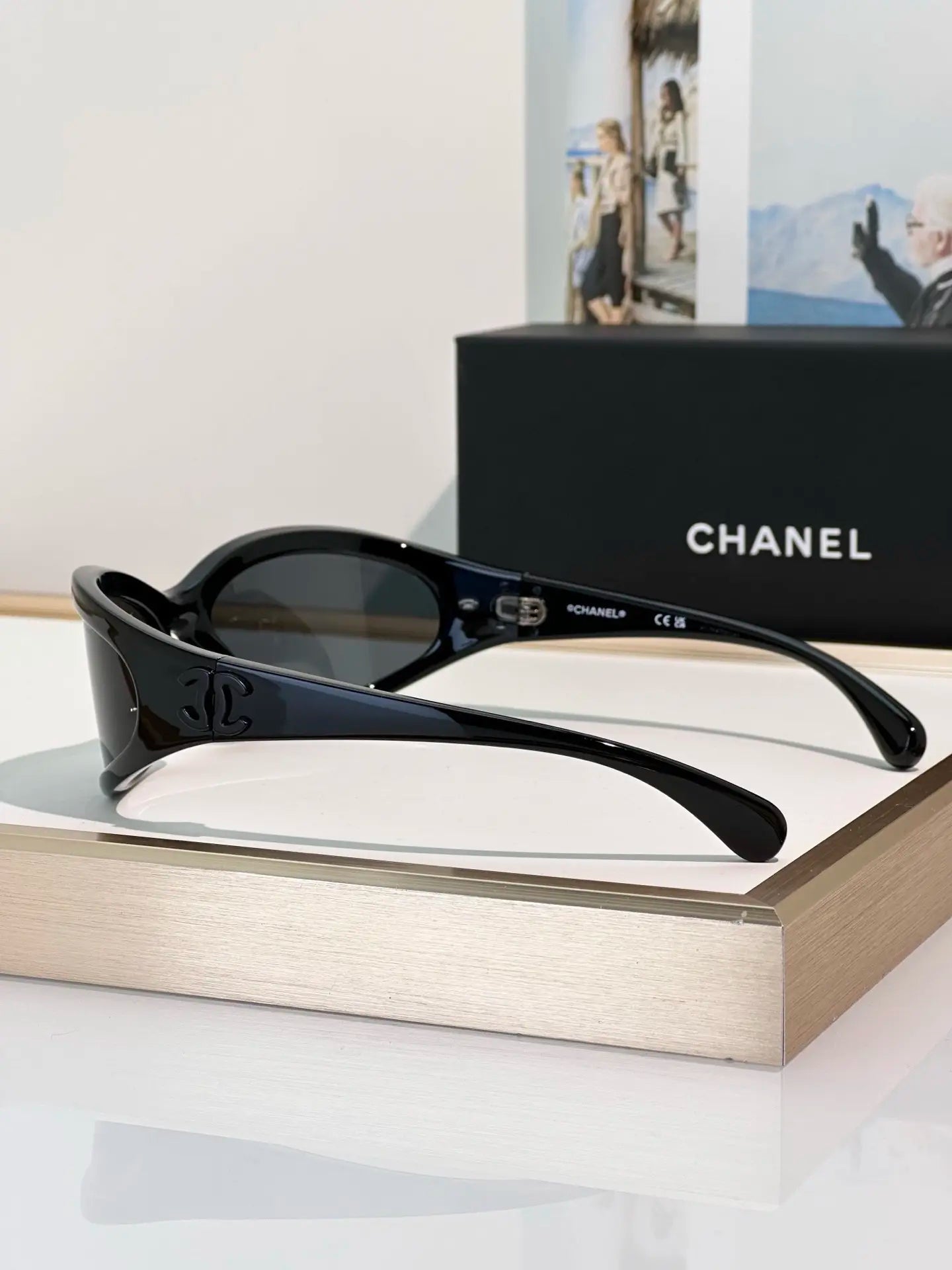 Schmale Retro-Sonnenbrille in Schwarz Detailansicht