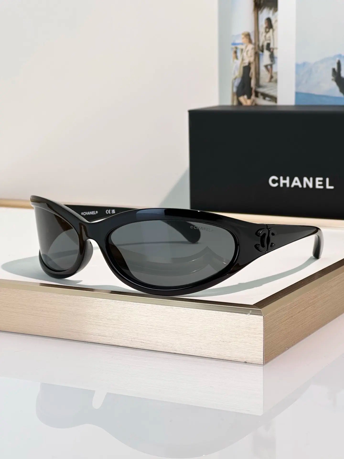 Schmale Retro-Sonnenbrille in Schwarz Originalansicht