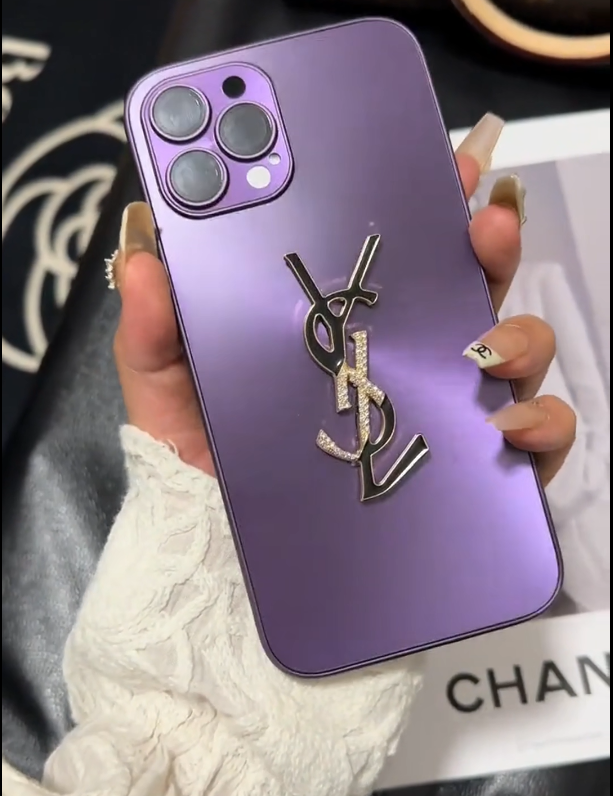Eleganckie etui na iPhone'a Letter Shine x Mono z łańcuszkiem